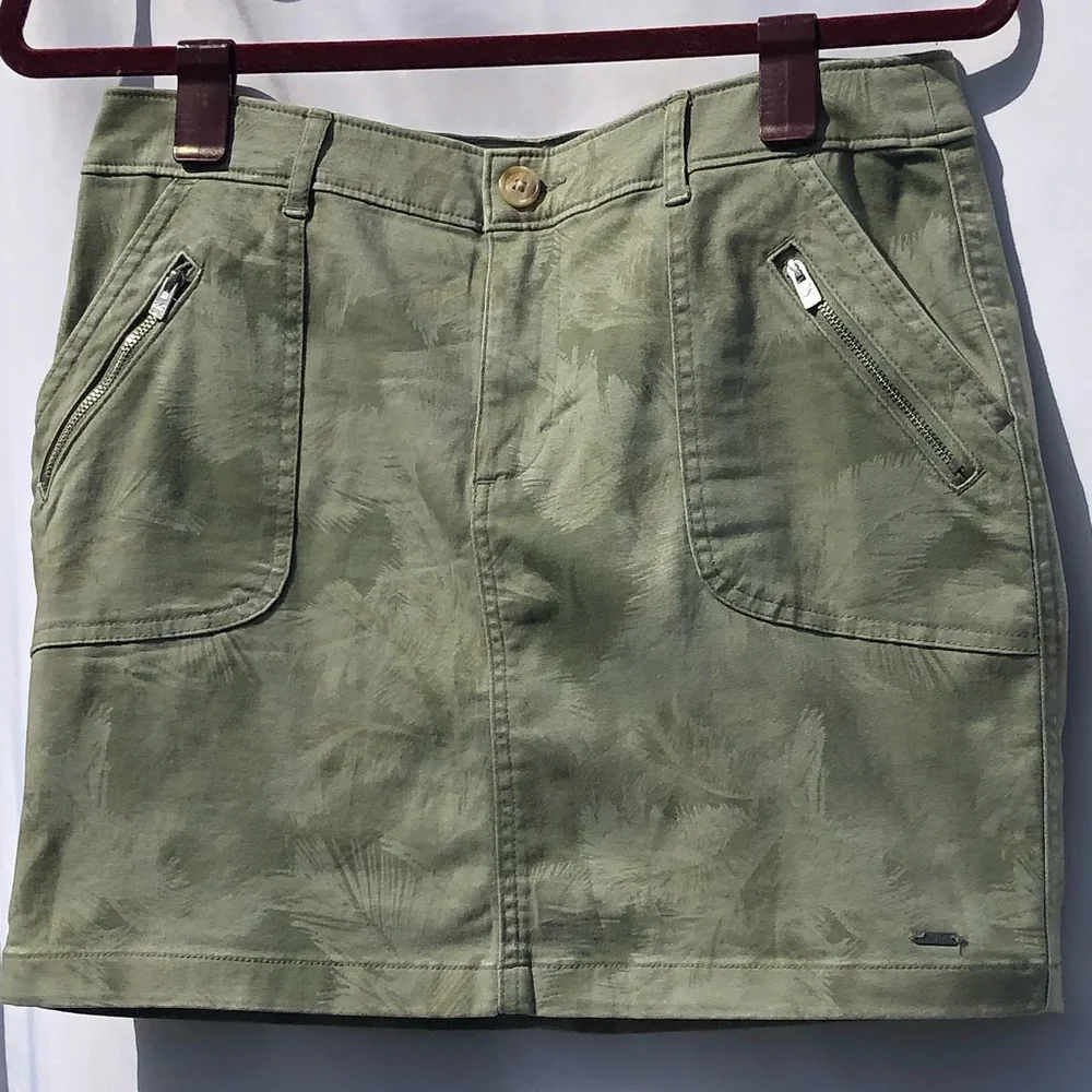 🛑CLEARANCE‼️ Hollister Palm Print Twill Skirt olive green size 9